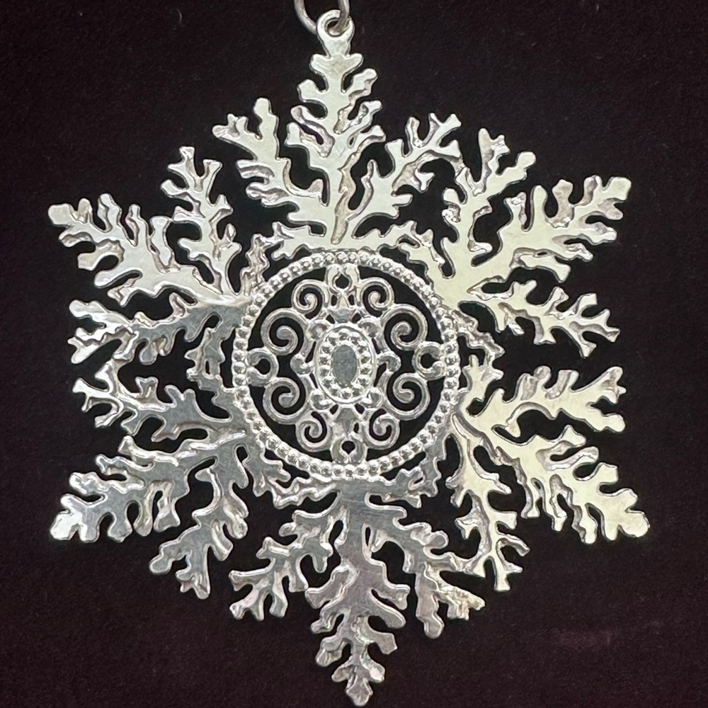 Metropolitan Museum of Art 1999 snowflake ornament
